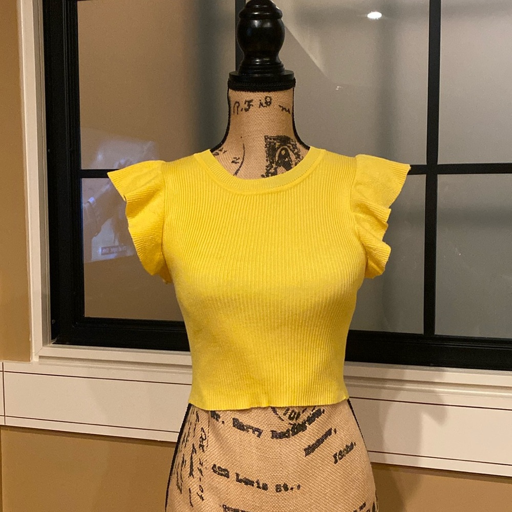 Almost Famous Ribbed Butterfly Sleeve cropped top. Yellow. NWOT Sz Small